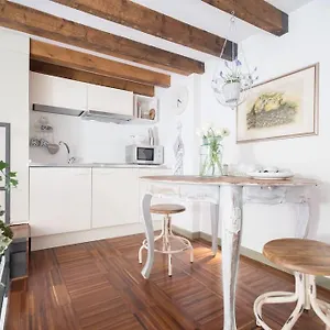 Romantic Loft Porta Venezia Apartment